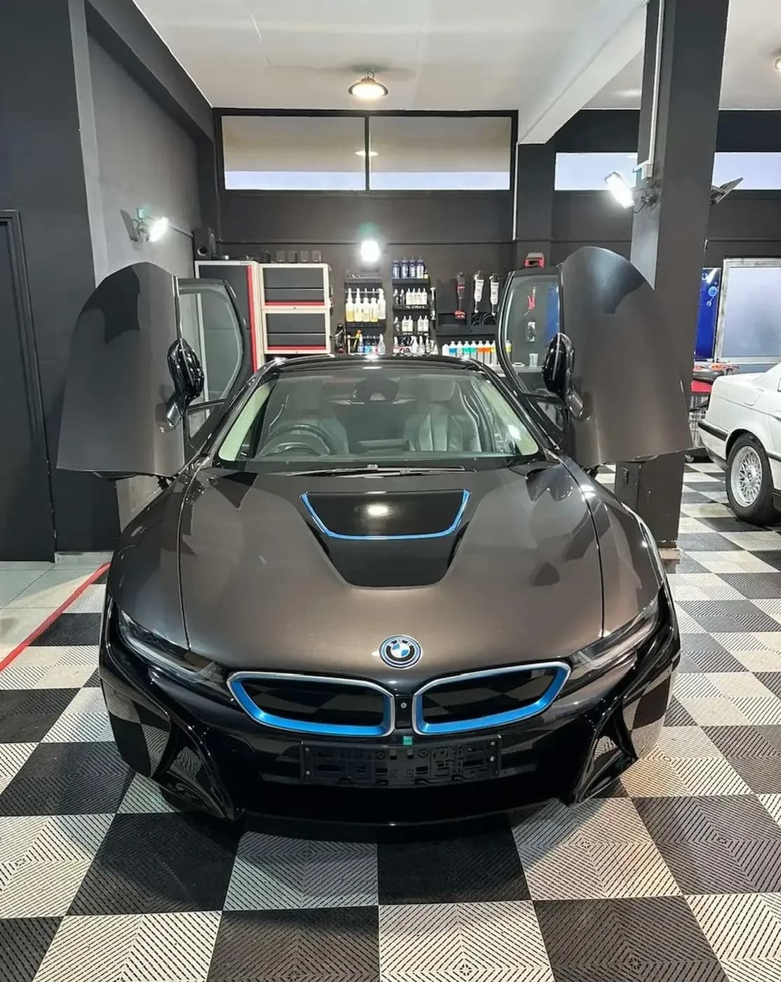 2015 BMW i8 — photo 1